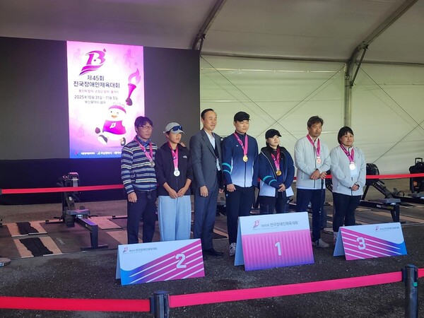 ▲조정 혼성 시상식. 송해준 좌측 첫 번째, 이현서 좌측 두 번째. / 사진 예산군