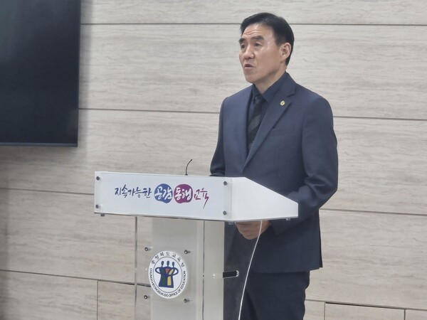 ▲최동하 기획국장이 내년도 본예산안 3조6천155억원 편성에 대한 미래 육성 사업을 설명하고 있다./충북교육청