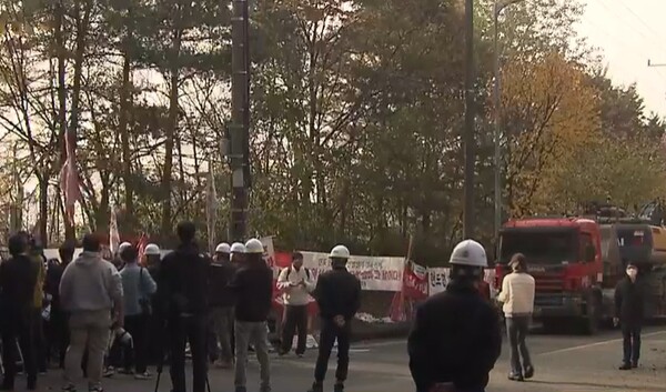 ▲청주시 현도면재활용선별센터 건립 공사를 반대하며 주민들이 장비 진입을 막고 있다./김대균 기자