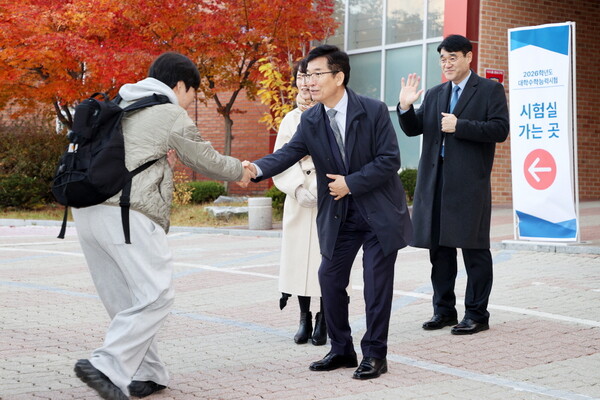 ▲윤건영 충북교육감이 13일 청주 주성고를 찾아 수능 수험생을 응원하고 있다./충북교육청