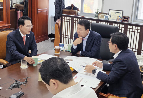 ▲이완섭 시장과 성일종 국방위원장이 13일 주요 현안 사업 추진에 대해 대화를 나누고 있다. / 사진 서산시