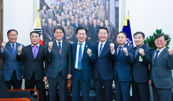 ▲지난 17일, 국회를 방문해 농어촌기본소득 시범사업 국비 상향을 위한 공동 대응 방안을 논의한 7개 지자체 대표들과 정청래 대표가 기념 촬영을 하고 있다. / 사진 =청양군