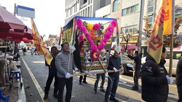 ▲ 영동군 송전탑·개폐소 반대 대책위원회는 19일 초고압 송전탑 건설 반대를 촉구하며 건강권 위협에 상여 퍼포먼스로 시가행렬을 하고 있다.