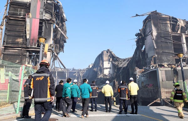 ▲충남도의회 건설소방위원회가 19일 천안시 풍세면에 위치한 이랜드패션물류센터 대형화재 현장을 방문했다. / 사진 충남도의회