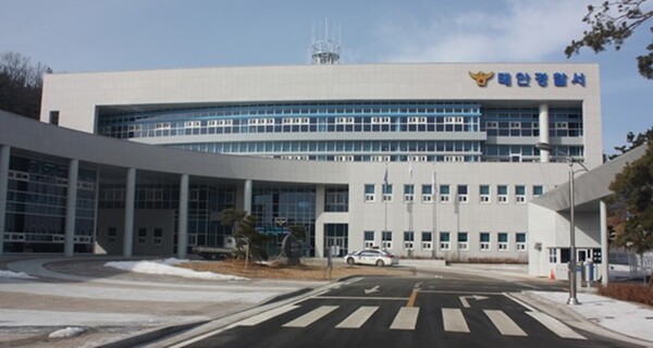 ▲태안경찰서가 시민단체 ‘주권찾기 시민모임’ 대표의 군수 고발 사건에 대해  지난 3일 불송치(혐의없음) 결정을 하고 이를 관련자에게 통보했다.