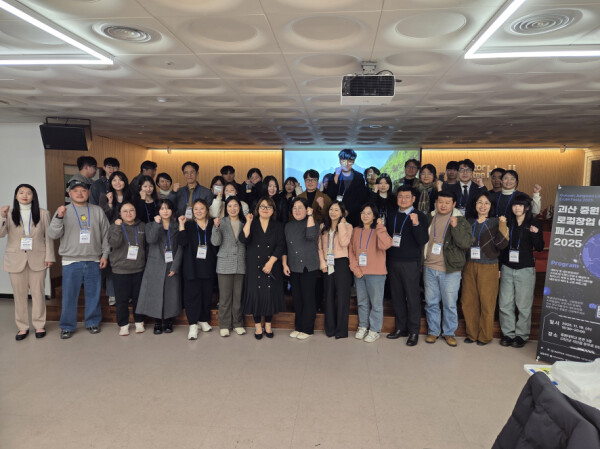 ▲중원대학교는 괴산 중원 로컬창업 이음 페스타 2025를 성공적으로 개최하고 산학관 관계자들이 기념촬영하고 있다./중원대