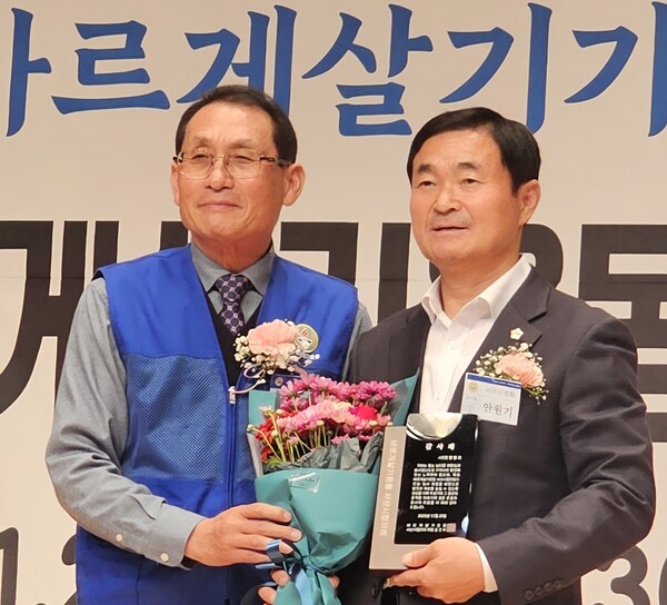 ▲사진 오른쪽 안원기 시의원.