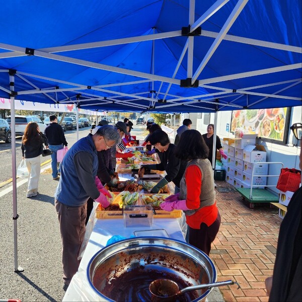 ▲청양먹거리직매장 학하점에서 진행한 ‘2025 김장체험 및 나눔 행사’에서 참가자들이 청양산 절임배추와 지역 농산물로 정성껏 김치를 담그고 있다. / 사진 청양군