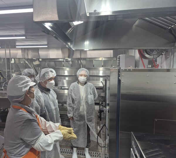 ▲단양교육지원청은 매포초를 방문해 학교급식 위생관리 실태를 점검하고 있다.