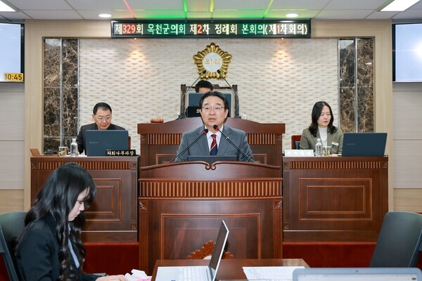 ▲황규철 옥천군수가 24일 내년 군정 운영방향을 제사하며 미래 성장과 민생 중심 행보에 나서겠다고 말하고 있다./옥천군