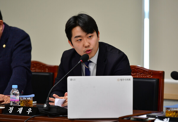 ▲정재우 청주시의원이 행정사무감사에서 청주시 생산문서 공개율이 40%대로 시민 알권리 보장을 위한 제도 개선을 시급하다고 지적하고 있다./청주시의회