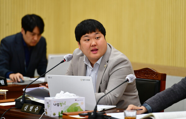 ▲신민수 청주시의원이 행정사무감사에서 상권 정책이 원도심 집중으로 데이터를 기반으로 한 정책 추진을 필요하다고 지적했다./청주시의회