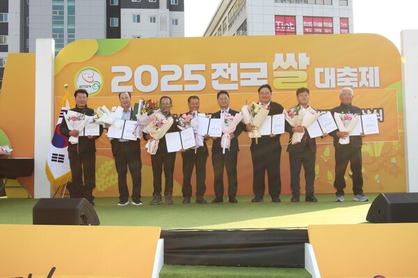 ▲고덕면 신현모 씨 장관상 수상 기념촬영(왼쪽에서 두 번째). / 사진 예산군