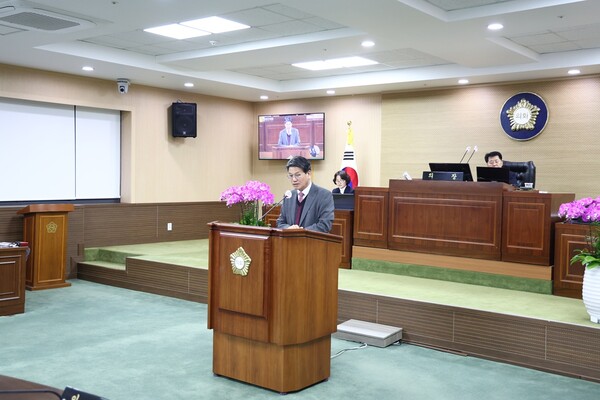 ▲시정연설을 하고 있는 김돈곤 군수. / 사진 청양군
