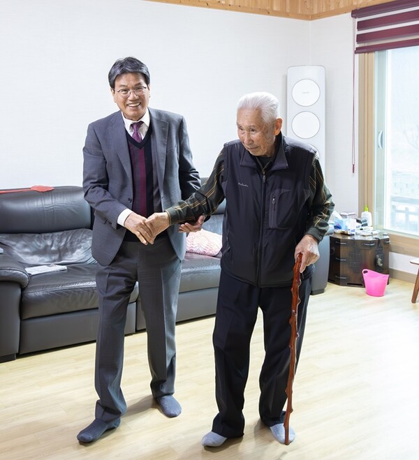 ▲화성면 농암리 김우식 옹과 김돈곤 군수. / 사진 청양군