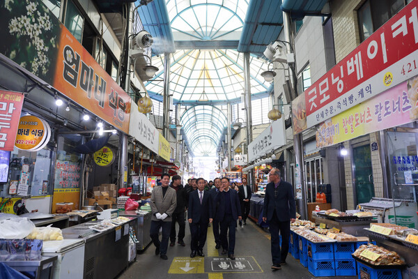 ▲단양구경시장 증발냉방시스템을 도입해 온열질환 예방 효과를 추진했다./단양군