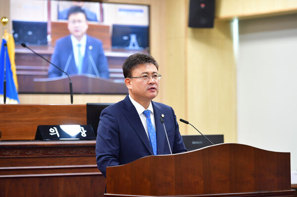 ▲이영신 청주시의원이 충북도와 청주시 공무원 10명이 지방세 등 2천만원을 체납했다고 지적하고 있다./청주시의회