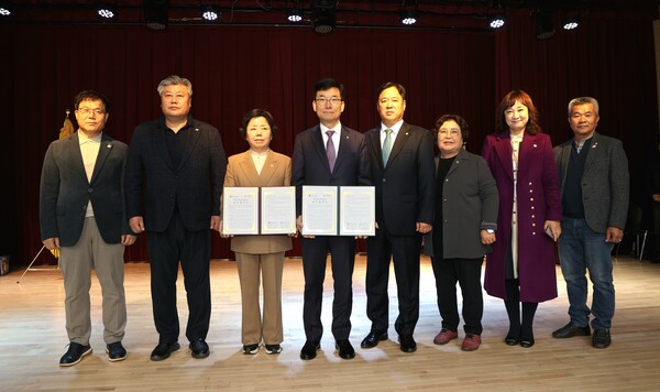 ▲25일 충북교육청은 새마을문고중앙회 충북도지부와 돗서문화 진흥 협약을 했다./충북교육청