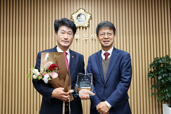 ▲이양섭 충북도의장이 25일 충북 장애인직업재활시설 협회로부터 장애인 자립과 일자리 창출 기여로 감사패를 받았다./충북도의회